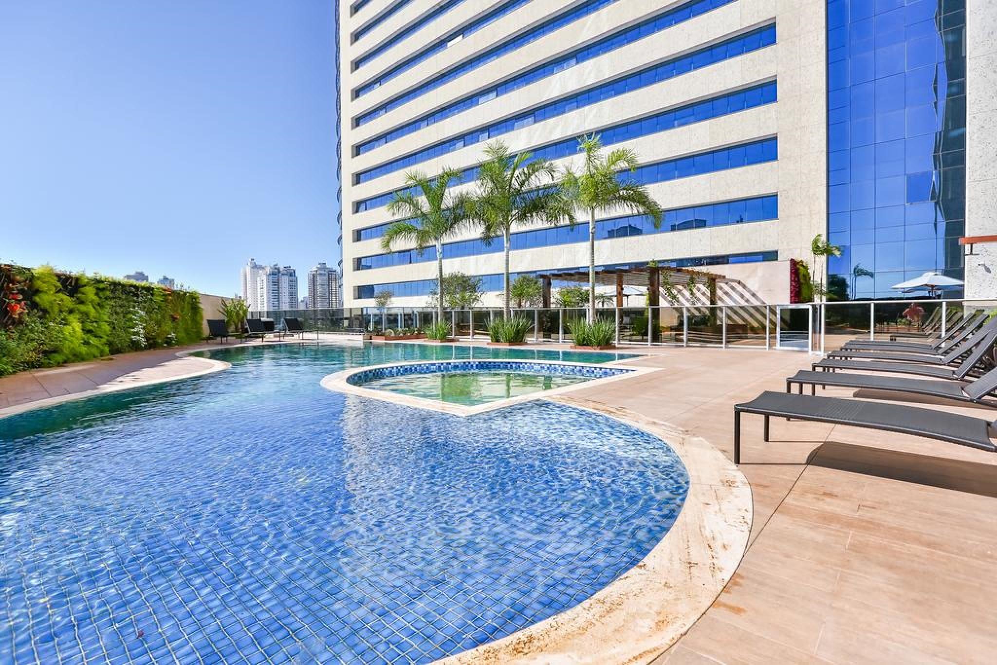 Clarion Goiânia Orion Hotel Exterior foto The pool at the hotel