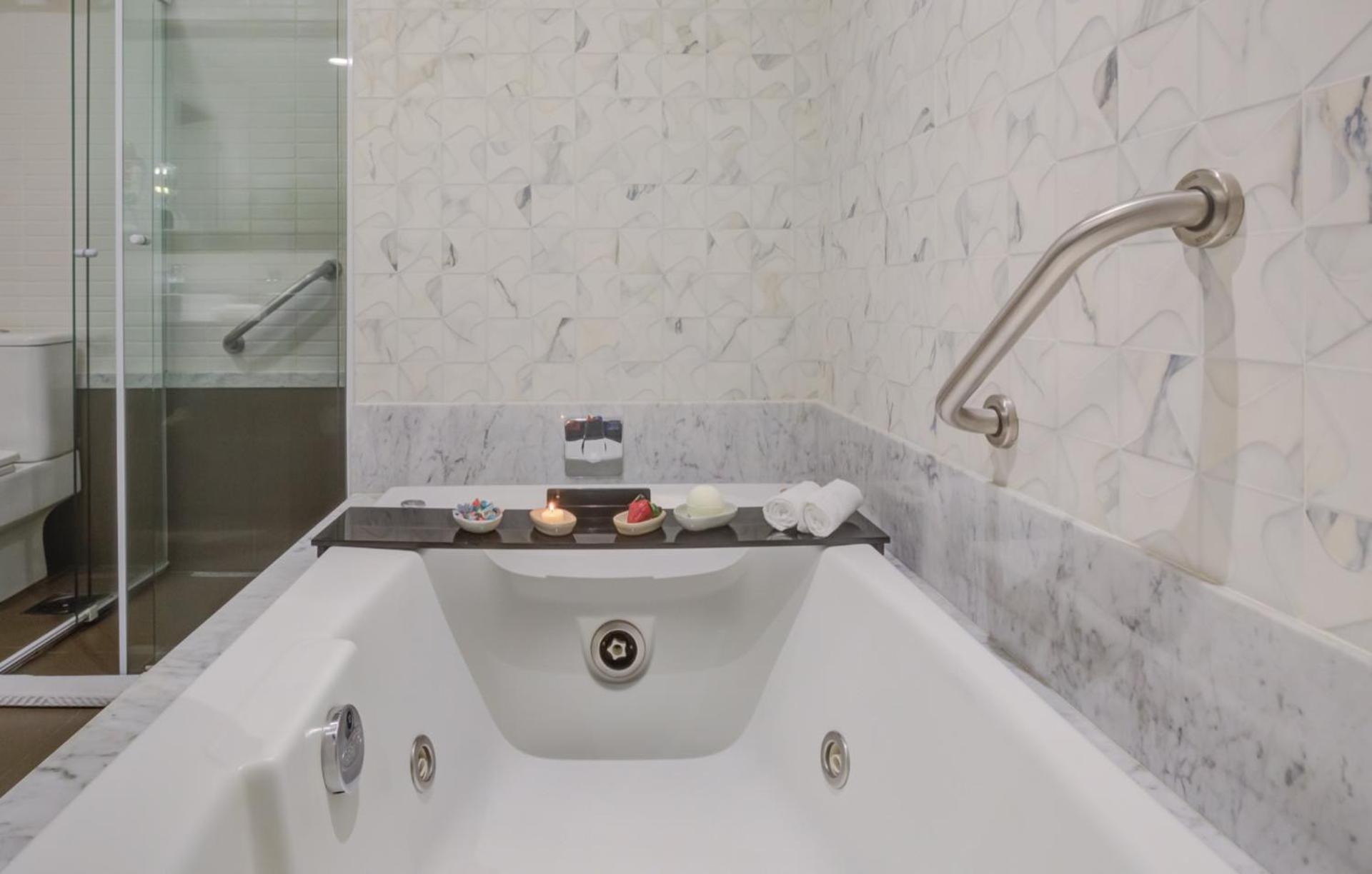 Clarion Goiânia Orion Hotel Exterior foto A bathtub with a shower door