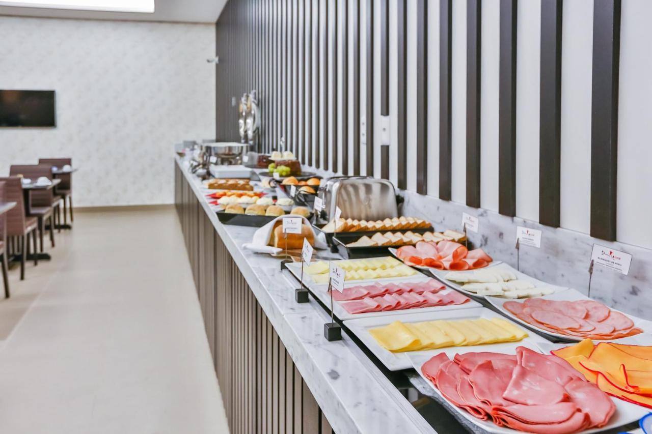 Clarion Goiânia Orion Hotel Exterior foto A buffet at a hotel