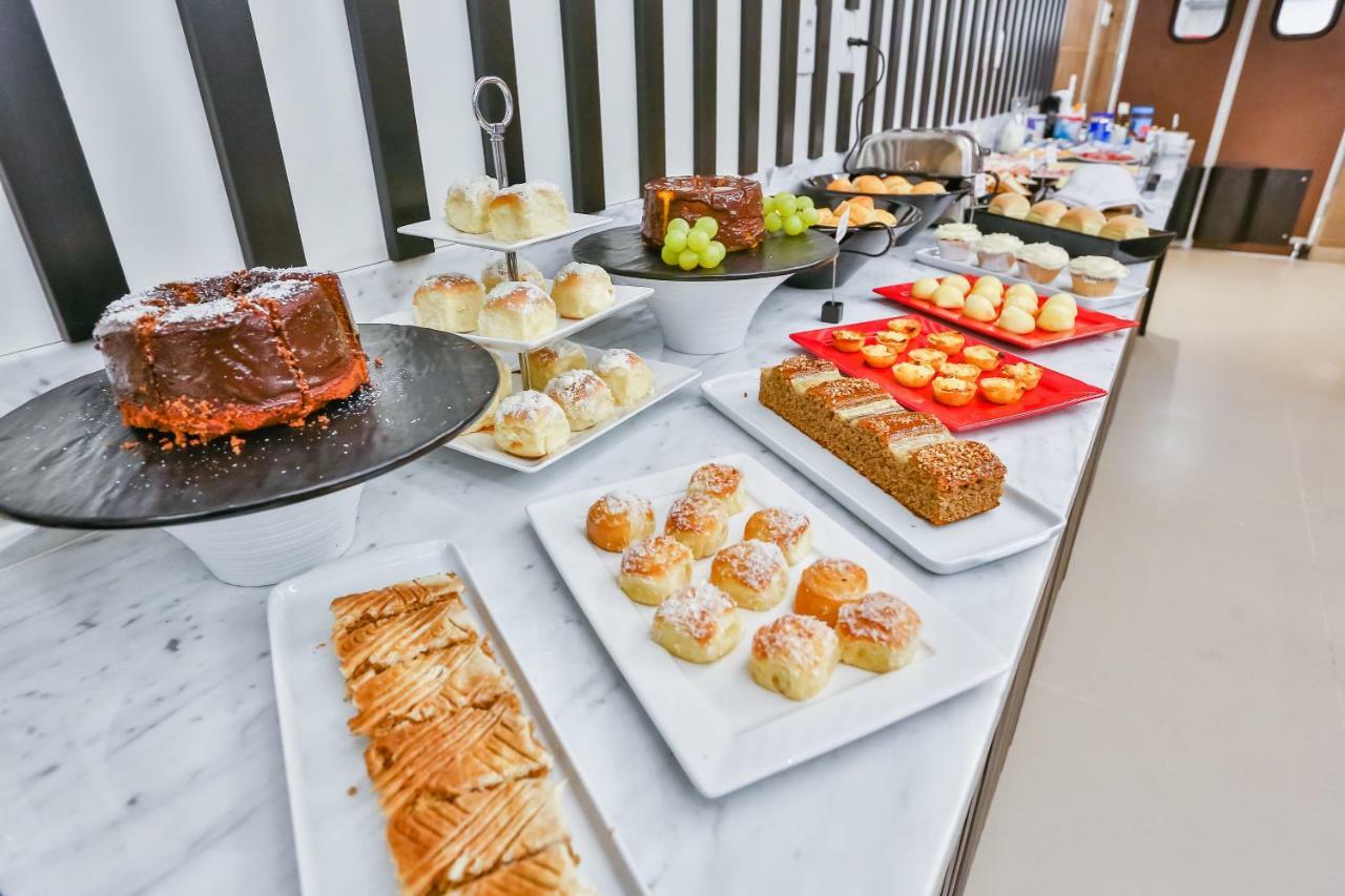 Clarion Goiânia Orion Hotel Exterior foto A selection of cakes at a buffet