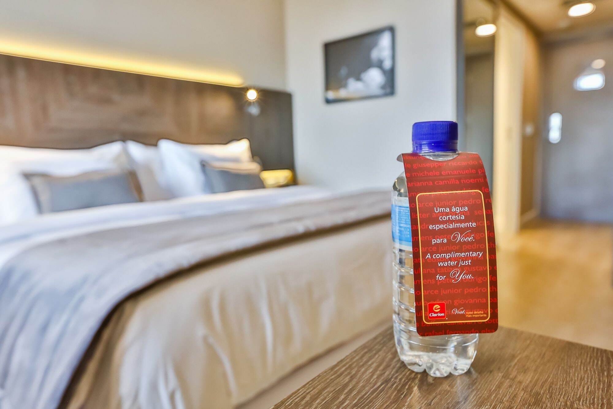 Clarion Goiânia Orion Hotel Exterior foto A bottle of water in a hotel room